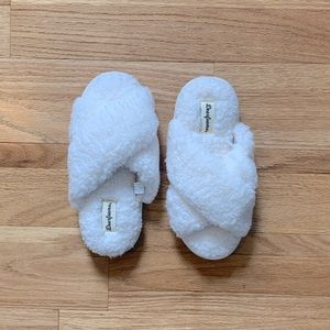 New! Dearfoams White Ultra Soft and Fuzzy Criss-Cross Slipper Sandals. Size 5/6.